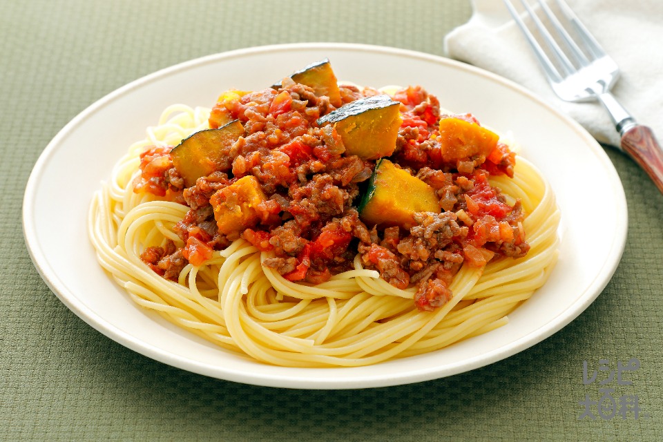 かぼちゃごろごろミートスパゲッティ(スパゲッティ+合いびき肉を使ったレシピ)