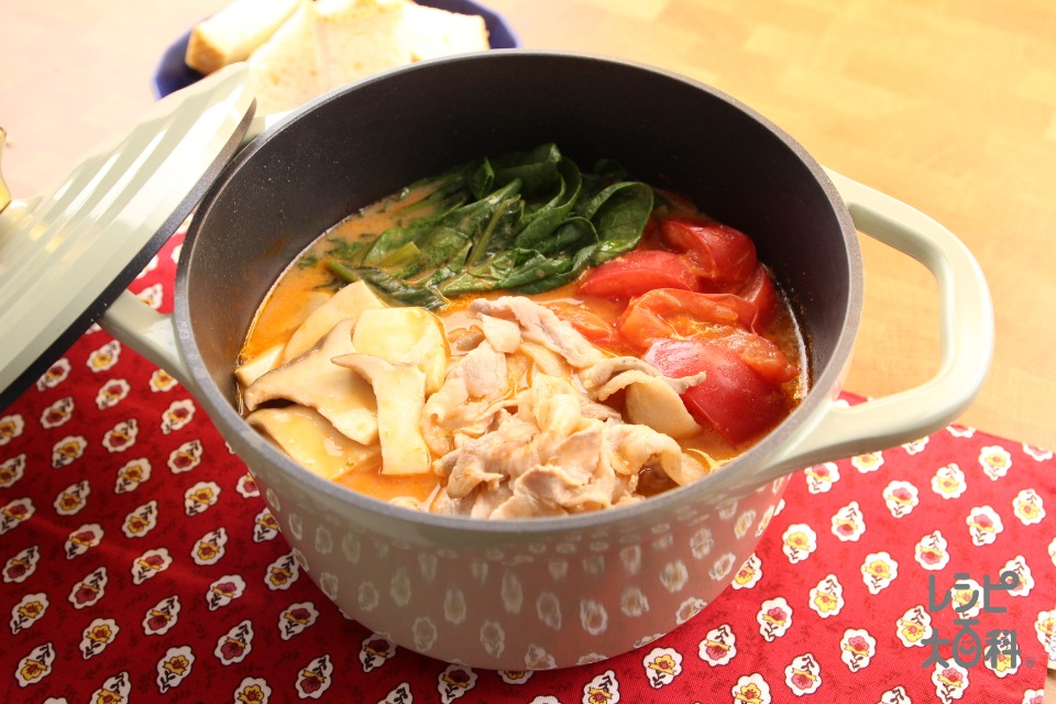 「完熟トマトまるごと１個分使ったポタージュ」でつくるトマト鍋