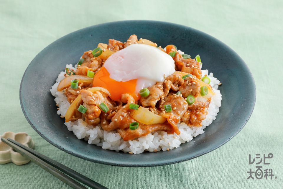 とろたまヤンニョム豚丼(豚こま切れ肉+片栗粉を使ったレシピ)