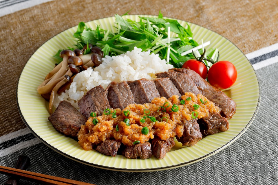 和風おろしソースのステーキプレート(牛ステーキ用肉+「やさしお」を使ったレシピ)