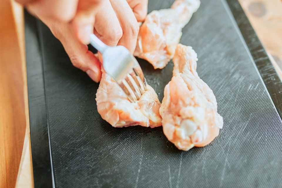 鶏手羽元となすのトマトソース煮込みの作り方_0_1