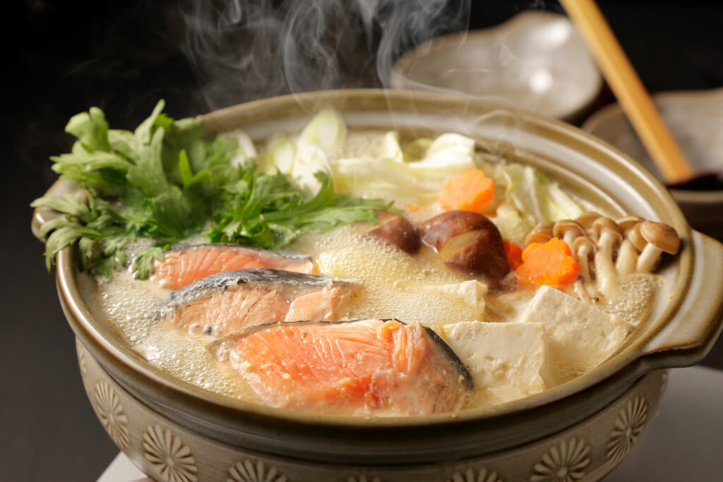 北海道で石狩鍋は日常食。豚汁感覚でトライしてみて！おうちで日本グルメ紀行