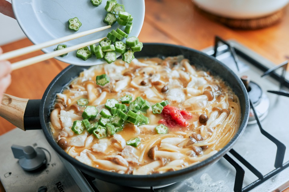 豚バラとオクラの梅風味パスタの作り方_3_1