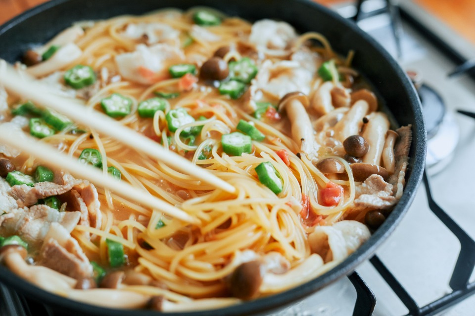 豚バラとオクラの梅風味パスタの作り方_3_2
