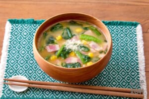 ほうれん草とベーコンのプロテインチーズみそ汁