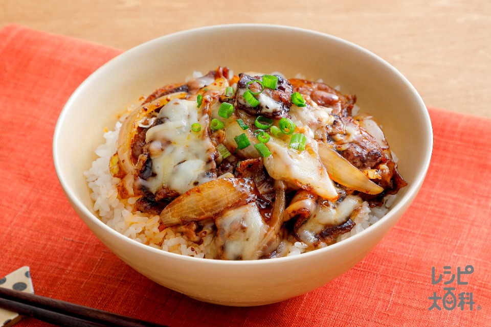 麻辣チーズ豚丼(豚バラ薄切り肉+玉ねぎを使ったレシピ)