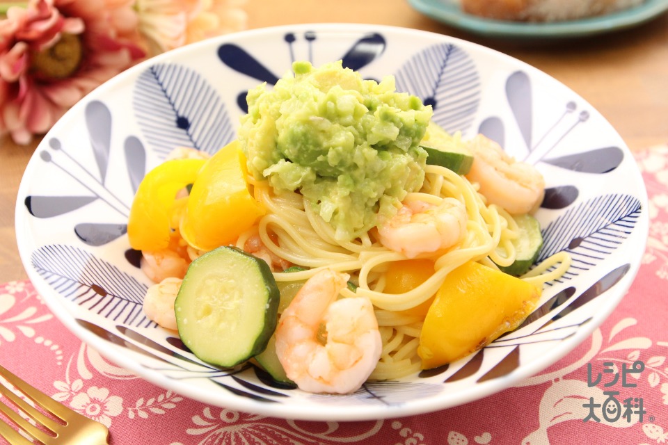 えびとズッキーニの豆乳クリームパスタ～ワカモレのせ～