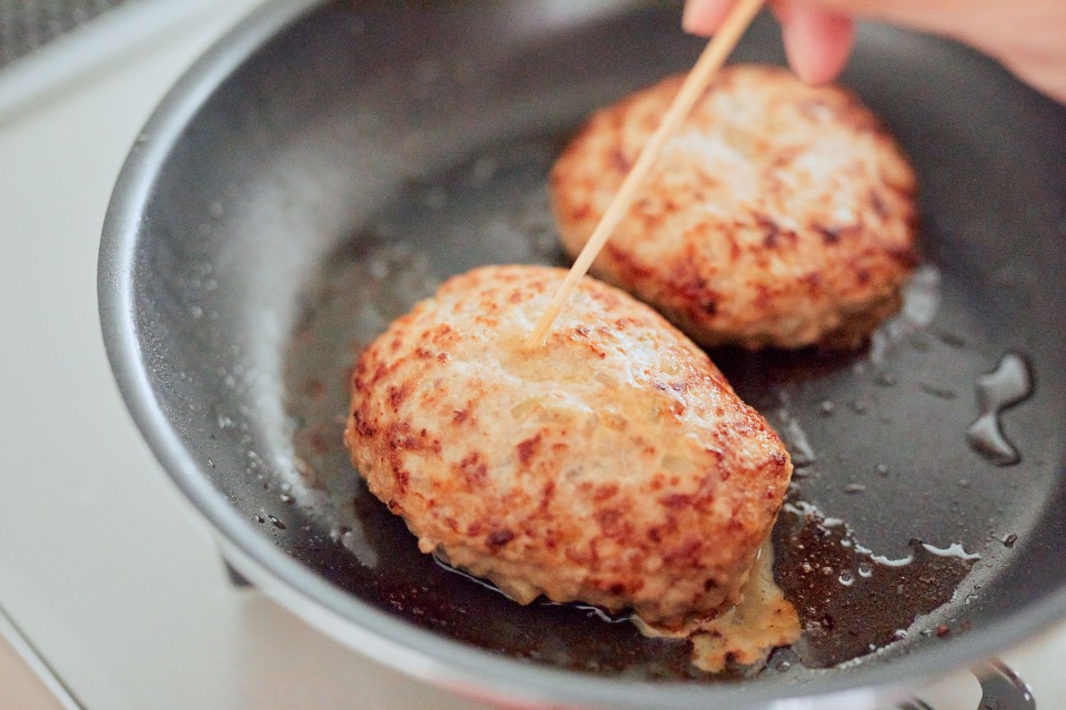 「うま味」たっぷりジューシーハンバーグの作り方_5_1