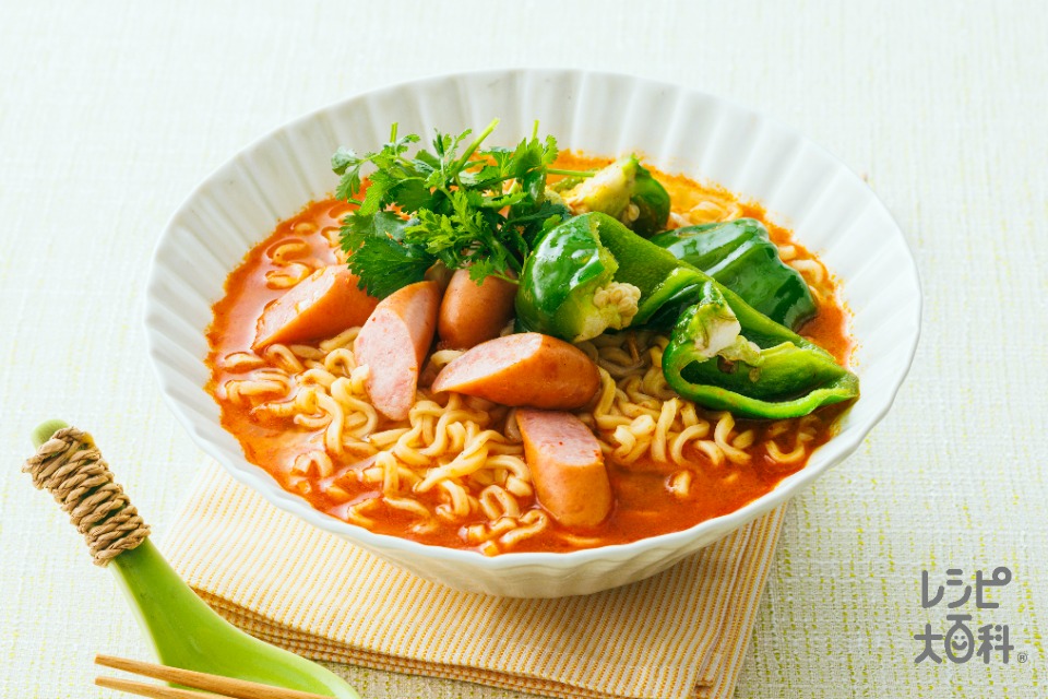 種ごとピーマンとソーセージのトムヤムクンヌードル