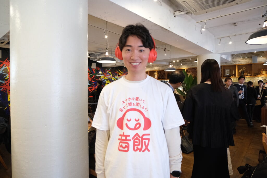「スマホ見ながら飯」をやめたら何が起きる？ラジオ好き社員が考えた、新しい食事のスタイル