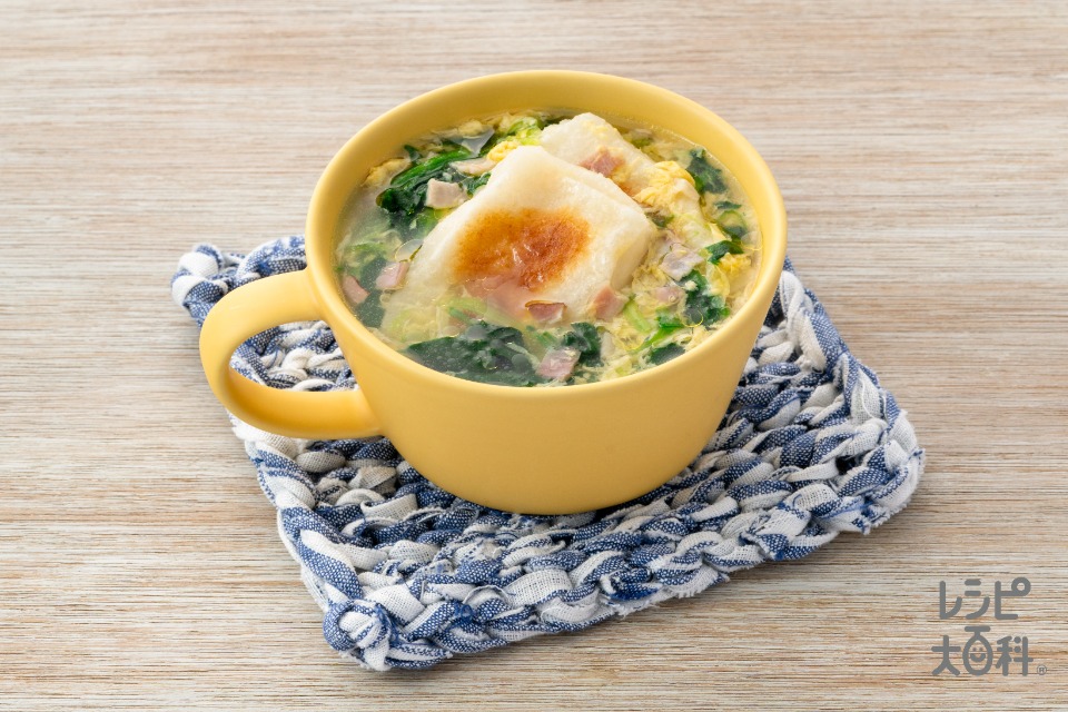 餅入り　ほうれん草とベーコンのスープ