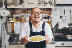 特製ダレを和えるだけ！東山広樹さんに聞く、オイスターソースが決め手の「限界麺」