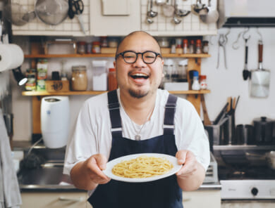 特製ダレを和えるだけ！東山広樹さんに聞く、オイスターソースが決め手の「限界麺」