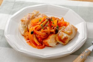 鶏むね肉のチキンソテー　ナポリタン風ソース