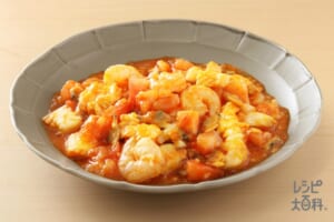トマトとふんわり卵のシーフードチリソース炒め