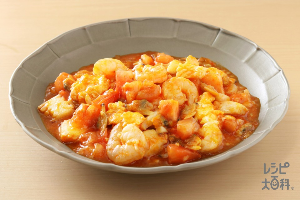 トマトとふんわり卵のシーフードチリソース炒め(冷凍シーフードミックス+トマトを使ったレシピ)