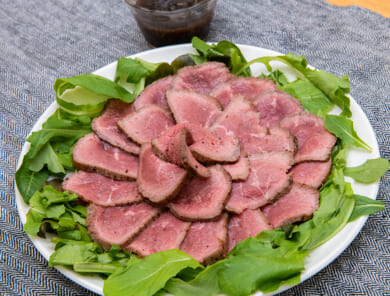 フライパンひとつで作れる!肉マニア直伝の簡単&本格炭火焼風ローストビーフ