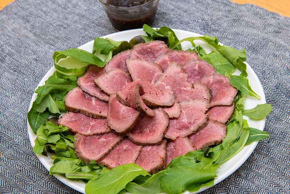 フライパンひとつで作れる！肉マニア直伝の簡単＆本格炭火焼風ローストビーフ