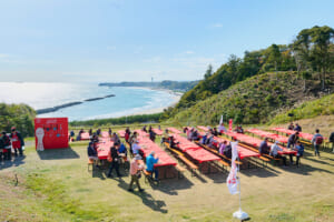 海を臨む絶景の食堂は、入店から席まで10000歩の旅。福島の味覚をみんなで「いただきます」