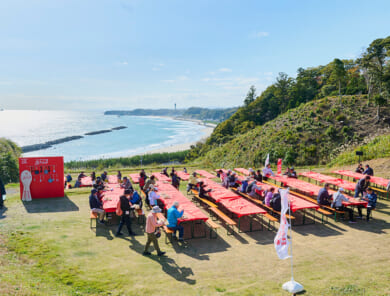 海を臨む絶景の食堂は、入店から席まで10000歩の旅。福島の味覚をみんなで「いただきます」
