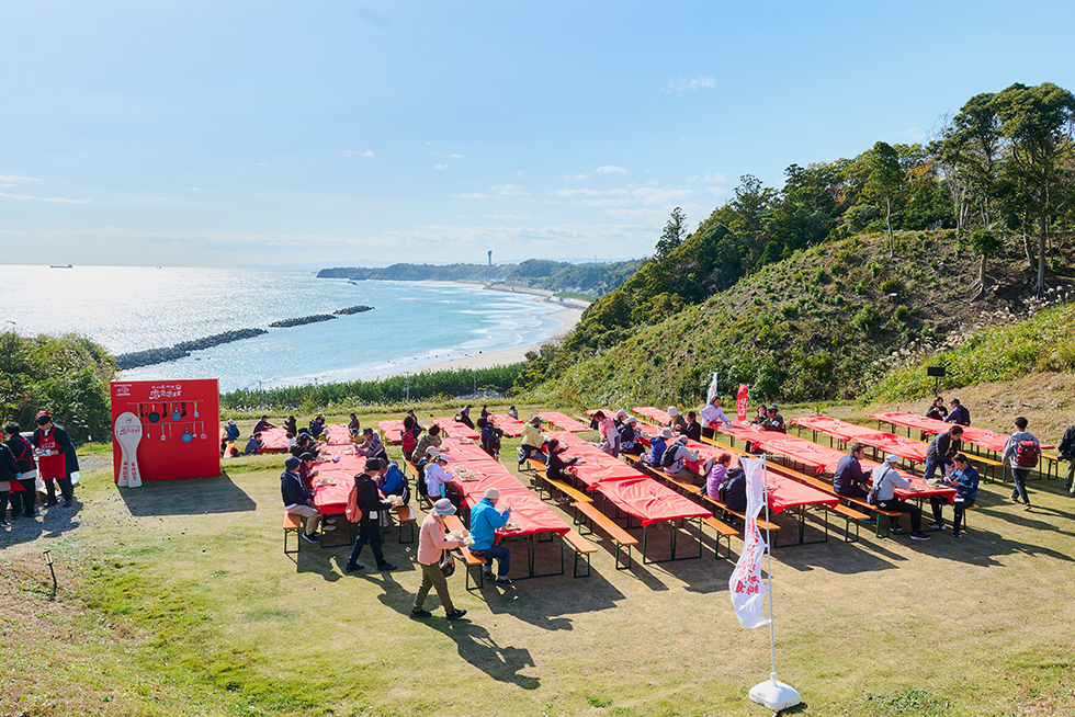 海を臨む絶景の食堂は、入店から席まで10000歩の旅。福島の味覚をみんなで「いただきます」