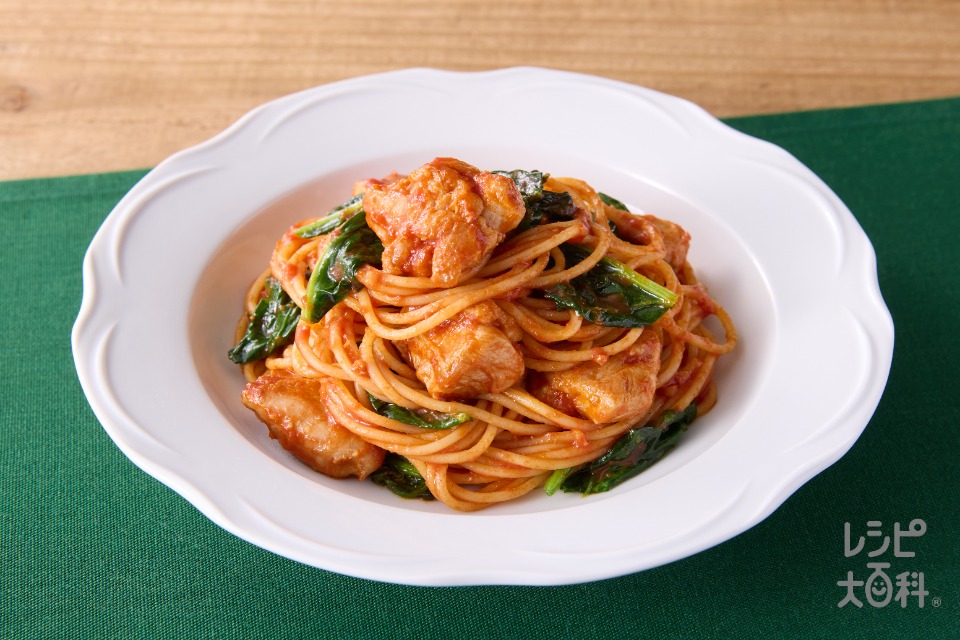 ガーリックトマトほうれん草スパゲッティ(スパゲッティ+鶏もも肉を使ったレシピ)