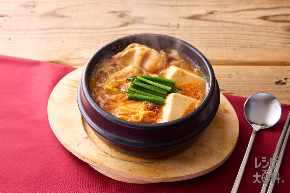 グツグツコクうまキムチチゲ(木綿豆腐+豚バラ薄切り肉を使ったレシピ)