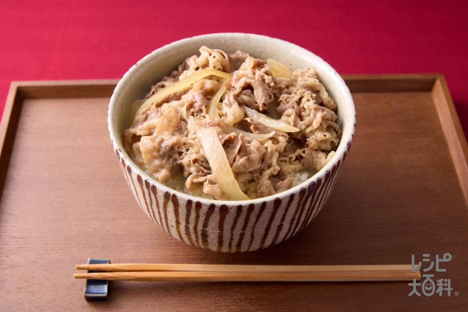 定番の牛丼(牛バラ薄切り肉+玉ねぎを使ったレシピ)