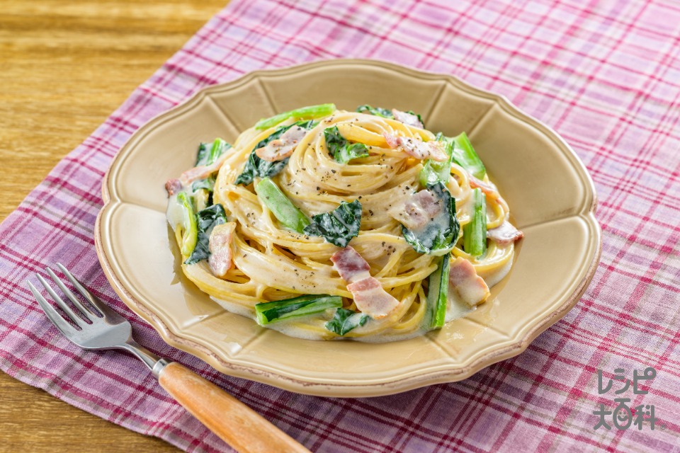 ベーコンと小松菜のワンパン和風クリームパスタ(スパゲッティ+ベーコンスライスを使ったレシピ)