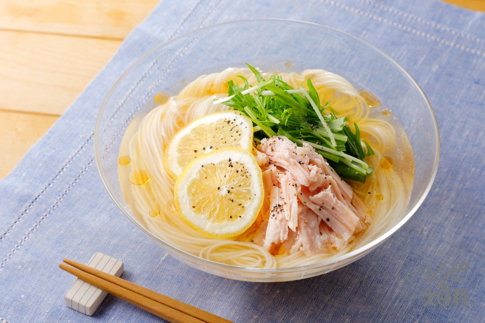 冷やし鶏だしレモンそうめん(そうめん+サラダチキン風鶏ハムを使ったレシピ)