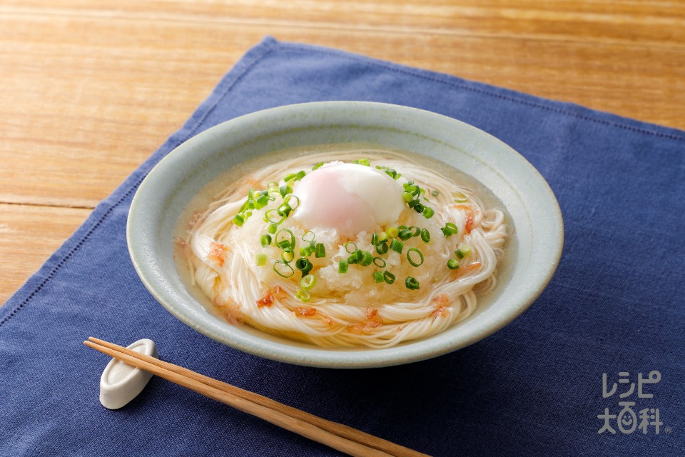 おろし温玉鶏だしそうめん(そうめん+大根を使ったレシピ)